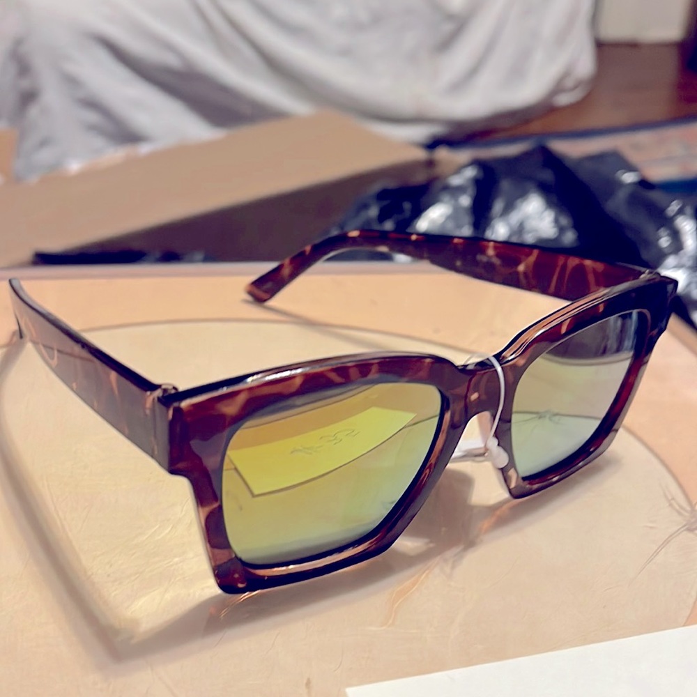 NWOT SQUARE REFLECTIVE GREEN LENSES WITH TORTOISE SHELL FRAME PLASTIC FRAME